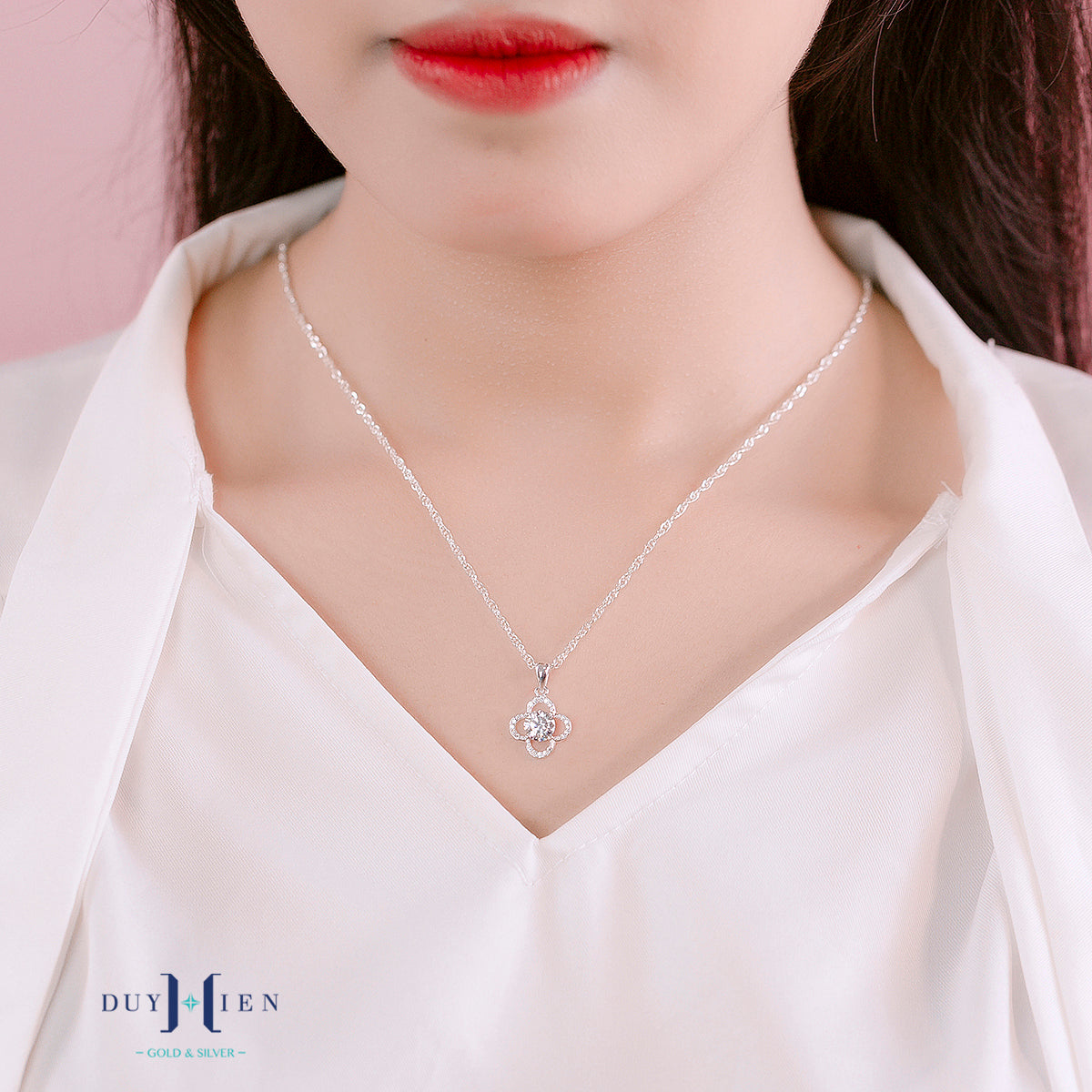 JUELHAUS Silver Necklace Gift for girlfriend S990 Pure 4-Petaled Flower Shape with Simple Stone Border Pistil Stone 5 Cups Impressive Bright White